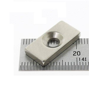 Magnes prostokątny 20x10x3-4mm z otworem 4mm