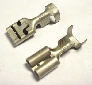 KONEKTOR SAMOCHODOWY ŻEŃSKI 6.3MM Z ZACZEPEM